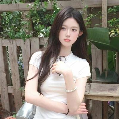 穿黄靴子的女孩